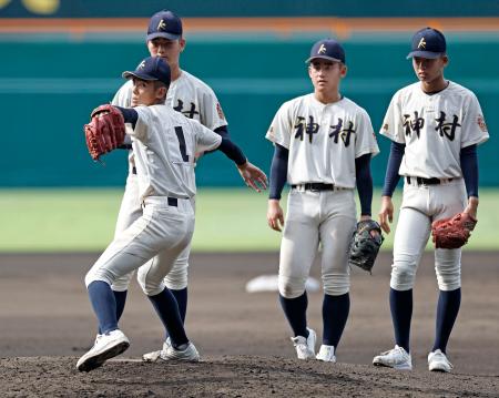 甲子園で調整する龍頭（左手前）ら神村学園ナイン