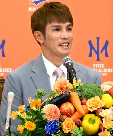 笑顔で引退記者会見に臨むオイシックスの陽岱鋼外野手=1日、新潟市