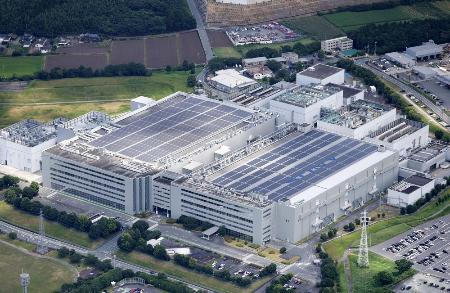 熊本県菊陽町にあるソニーセミコンダクタマニュファクチャリングの工場＝７月２９日午後（共同通信社ヘリから）