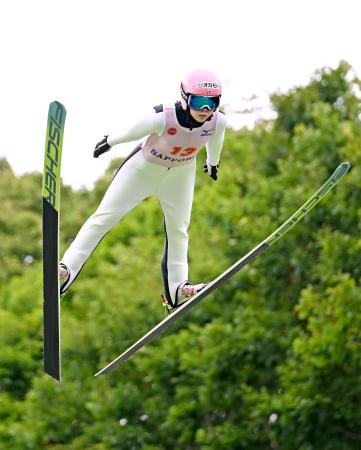 女子で優勝した勢藤優花=大倉山