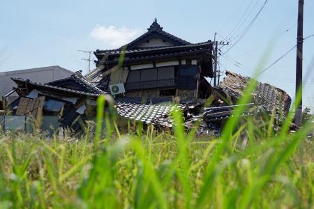 熊本県八代市で倒壊した家屋＝１日午前１０時２４分