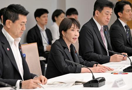 熊本地震に伴う非常災害対策本部会議で発言する高市首相（手前から２人目）＝１日午後、首相官邸