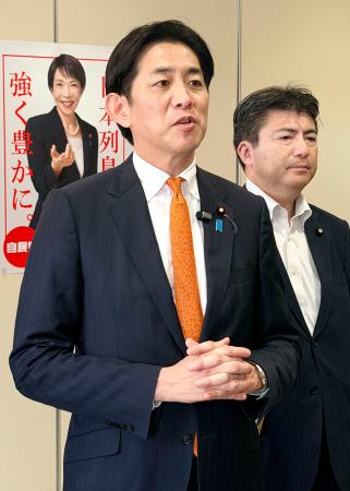 記者団の取材に応じる自民党の小林政調会長＝１日午後、長崎県佐世保市