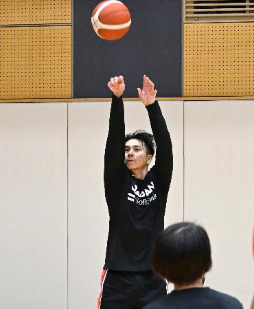 シュート練習するバスケットボール男子日本代表の津屋=1日、味の素ナショナルトレーニングセンター
