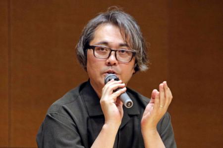 講演する漫画家の武田一義さん＝１日午前、青森県弘前市の弘前大