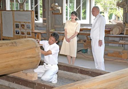 伊勢神宮の式年遷宮に使うヒノキを製材する山田工作場を視察される愛子さま＝１日午後、三重県伊勢市（代表撮影）