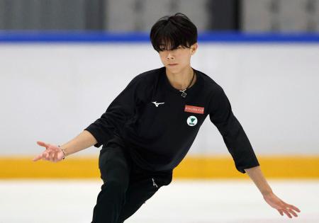 全日本ジュニア合宿で練習する西野太翔＝関空アイスアリーナ