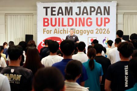 愛知・名古屋アジア大会に向けて日本選手団の結束を高める「ビルディングアップ」の研修会であいさつする井上康生団長（奥）＝１日、東京都港区