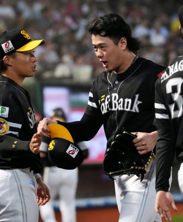 ７回無失点で７勝目を挙げたソフトバンクの上茶谷（右）＝楽天モバイルパーク