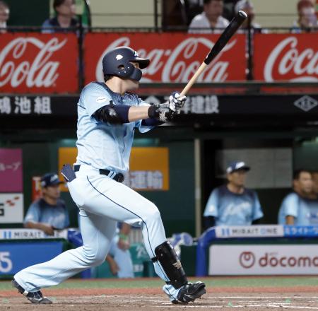 ７回西武１死一塁、林安可が左中間に適時二塁打を放つ＝ベルーナドーム