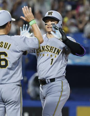 ３回、２ランを放った阪神・森下＝神宮