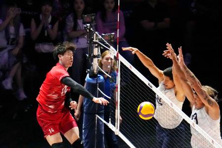 日本―米国　第３セット、スパイクをブロックされる石川＝寧波（共同）