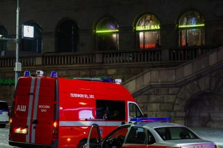 爆発で３人が死亡、１５人が負傷したモスクワ中心部の飲食店付近＝１日（タス＝共同）