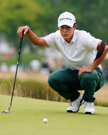 第３ラウンド、７番でラインを読む中島啓太。通算８アンダー２３位＝デトロイトＧＣ（共同）