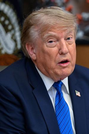 米メリーランド州のキャンプデービッドで開かれた閣議で話すトランプ大統領＝７月３１日（ロイター＝共同）