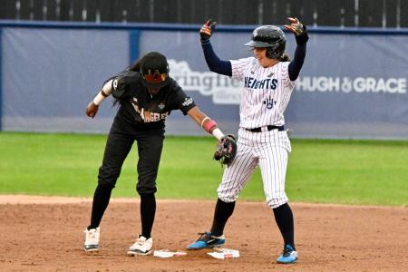 米女子プロ野球の開幕戦で2安打を放ったハイツの米谷(右)=スプリングフィールド(AP=共同)