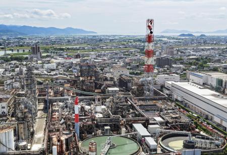 地震で複数の煙突が折れ、犠牲者が出た日本製紙八代工場＝７月、熊本県八代市