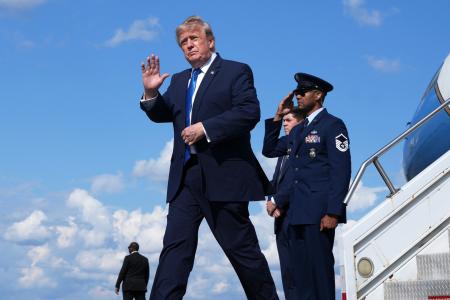 手を振るトランプ米大統領＝７月３１日、ニュージャージー州モリスタウンの空港（ＡＰ＝共同）