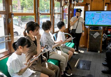 被爆電車で市内を巡り、平和について考える「ピースループ６５３」＝２日午前、広島市