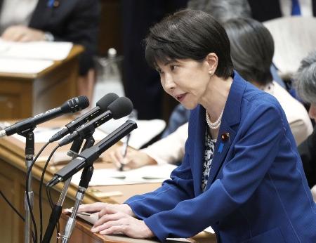 党首討論で答弁する高市首相＝１５日、国会