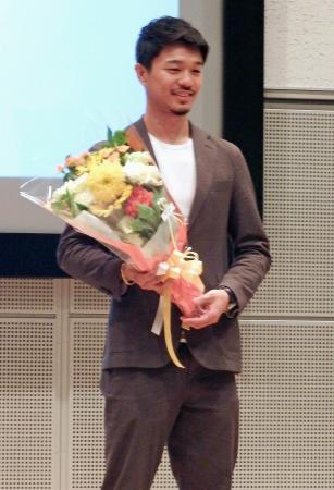 報告会で写真に納まる中谷潤人＝相模原市