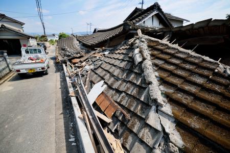 熊本県氷川町で倒壊した家屋＝２日午後