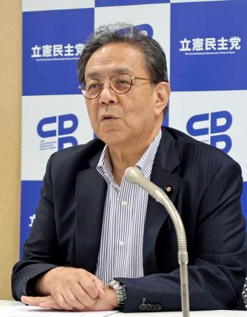 記者団の取材に応じる立憲民主党の水岡代表＝２日午後、東京・永田町の党本部