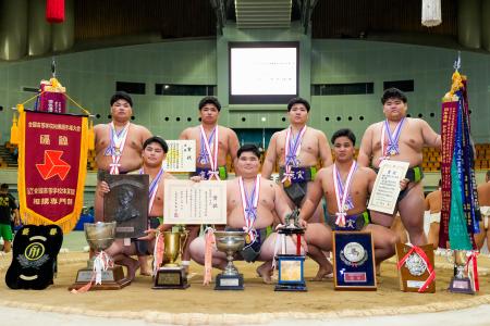 相撲団体で優勝した鹿児島実の選手たち＝和歌山ビッグホエール