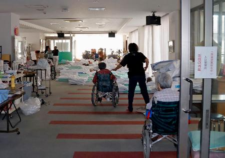 熊本県宇城市の特別養護老人ホーム「しらぬい荘」のリハビリ室＝１日