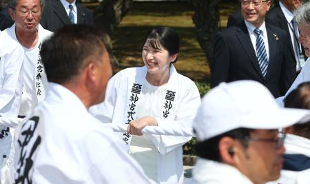 伝統行事「お木曳」に参加され、笑顔で綱を引く愛子さま＝２日午後、三重県伊勢市の伊勢神宮内宮（代表撮影）