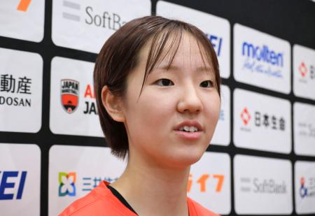 取材に応じるバスケットボール女子の田中＝２日、東京都内