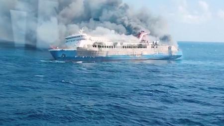 ２日、インドネシアの東ジャワ州のマドゥラ島沖で煙を上げるフェリー（国家捜索救助庁提供、ロイター＝共同）