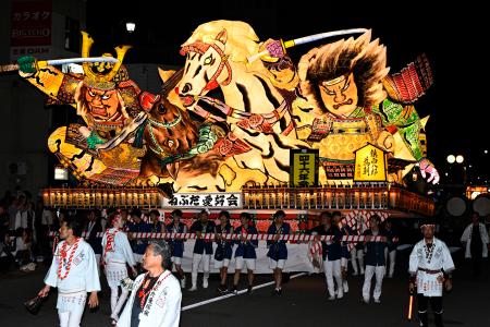 　色彩豊かな武者灯籠が夏の夜を照らす「青森ねぶた祭」が始まり、青森市中心部を進むねぶた＝２日夜