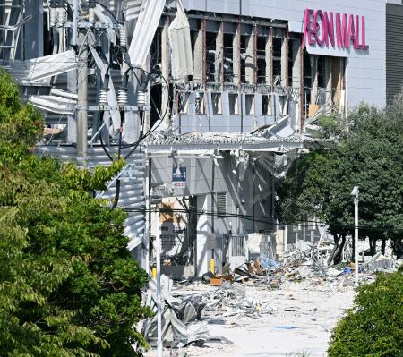 救助活動が終了したイオンモール熊本=1日午後、熊本県嘉島町