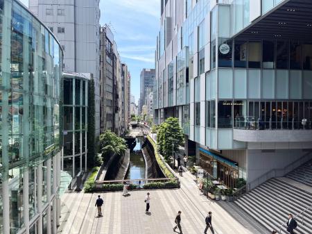　渋谷川と稲荷橋広場＝東京都渋谷区