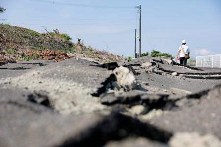地震の影響で地割れが起きた熊本県氷川町の道路=2日午前