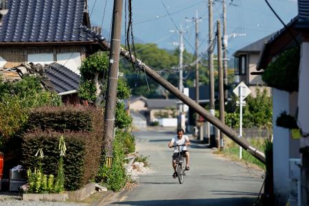 熊本県氷川町の折れた電柱＝２日午後