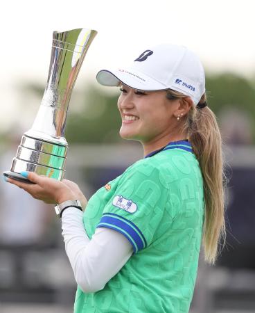 ＡＩＧ全英女子オープンでプレーオフを制してメジャー初優勝を果たした桑木志帆＝２日、英中部リザムセントアンズのロイヤルリザム・アンド・セントアンズＧＣ（共同）