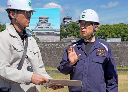 熊本城を緊急視察する熊本市の大西一史市長(右)=7月31日、熊本市