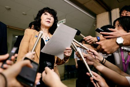日米両政府が協調して円買いの為替市場介入を実施したことについて、取材に応じる片山財務相＝３日午前、財務省