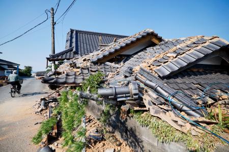 熊本県氷川町で倒壊した家屋=2日午後