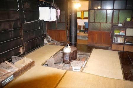 古民家「花の家」のいろり部屋=7月、富山県上市町