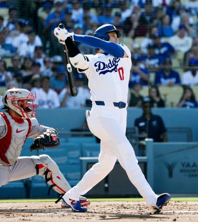 レッドソックス戦の1回、右前打を放つドジャース・大谷=ロサンゼルス(共同)