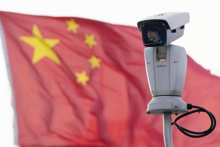 掲げられた中国国旗と監視カメラ＝２０２５年４月、中国上海市（共同）