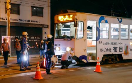女性と衝突した函館市電の車両＝２日深夜、北海道函館市