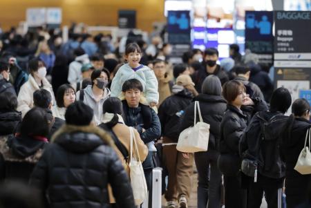 ２０２５年１２月２７日、年末年始の帰省ラッシュが本格化し、利用客で混雑する羽田空港の国内線出発ロビー