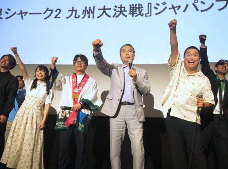 「ファイト一発!」の決めぜりふで被災地にエールを送った勝野洋(右から3人目)ら=東京都豊島区