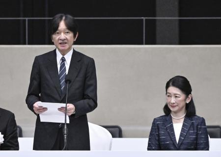 全国高校総体の総合開会式に出席された秋篠宮ご夫妻＝３日、滋賀ダイハツアリーナ