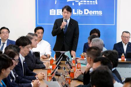 自民党の税制調査会と社会保障制度調査会の合同会議であいさつする小野寺五典税調会長(中央)=3日午後、東京・永田町の党本部