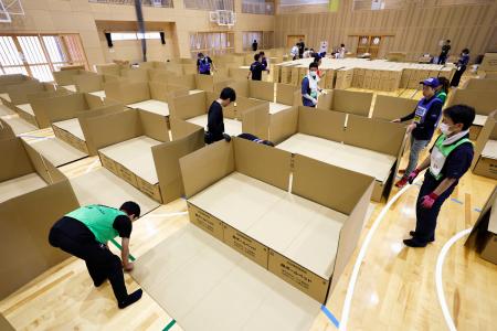 熊本県宇城市の避難所で組み立てられる段ボールベッド=3日午前
